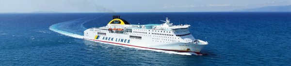 Il traghetto convenzionale Hellenic Spirit in arrivo al porto di Patrasso