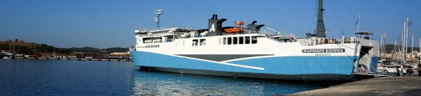 Le ferry conventionnel Marmari Express de Karystia à quai dans le port de Kea